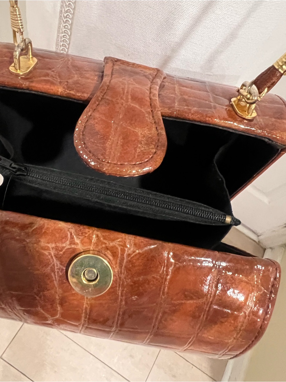Vintage 1950’s 1960’s Brown Leather Croc-Embossed Barrel Purse adjustable strap - Picture 5 of 13